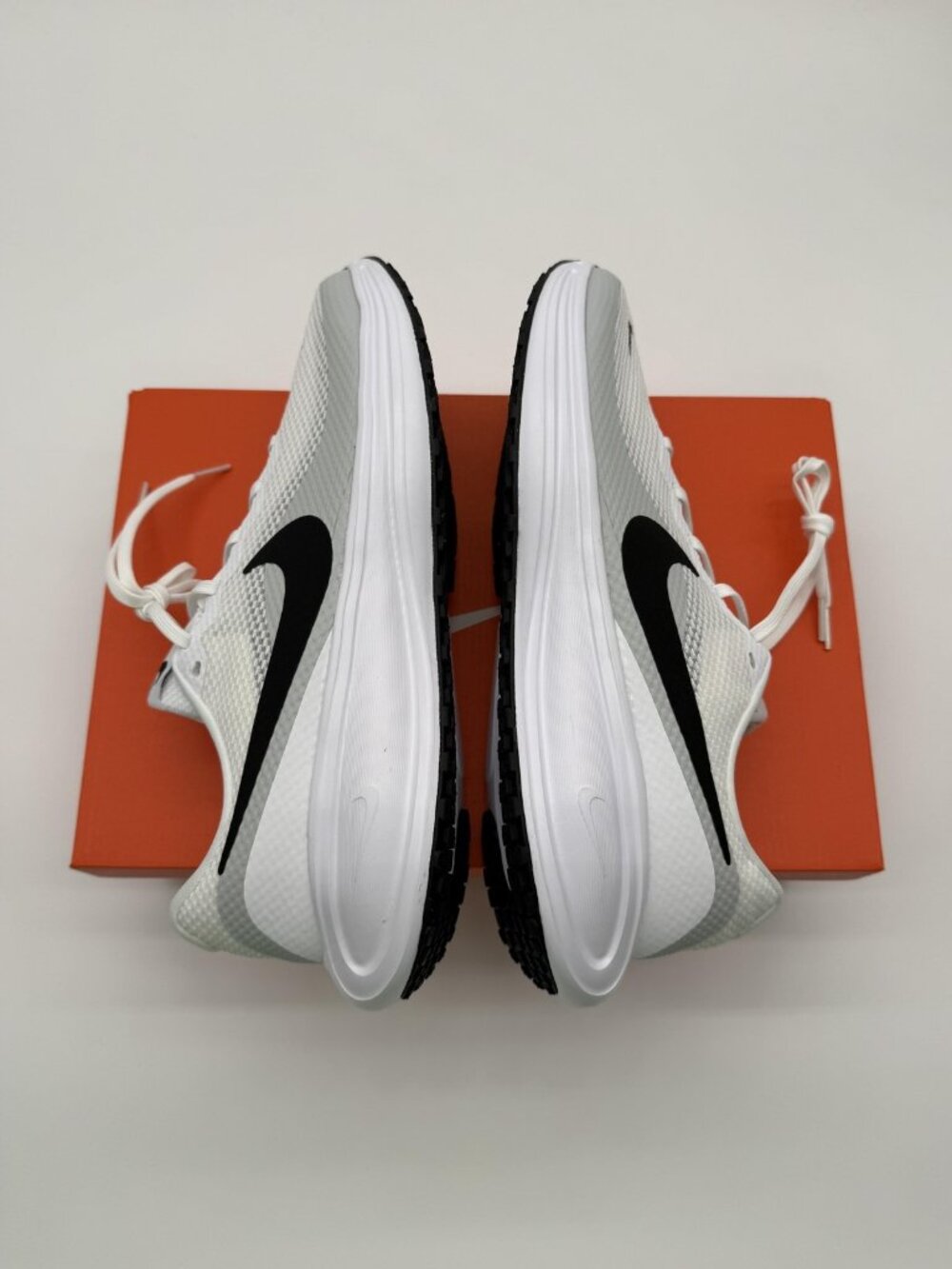New Nike Revolution 8 Shoes Mens Size 10.5 White Platinum Running HJ9198 101 - Picture 4 of 9